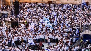 Colonos frente al Muro de las Lamentaciones, durante la Marcha de las Banderas, este jueves en Jerusalén.