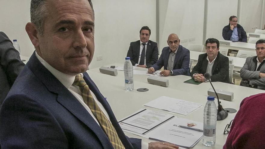 Diego García, presidente del Elche, con el máximo accionista José Sepulcre al fondo