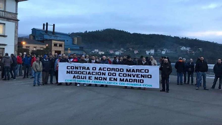 Un momento de la concentración de los trabajadores, el pasado miércoles, ante la fábrica de Brens.