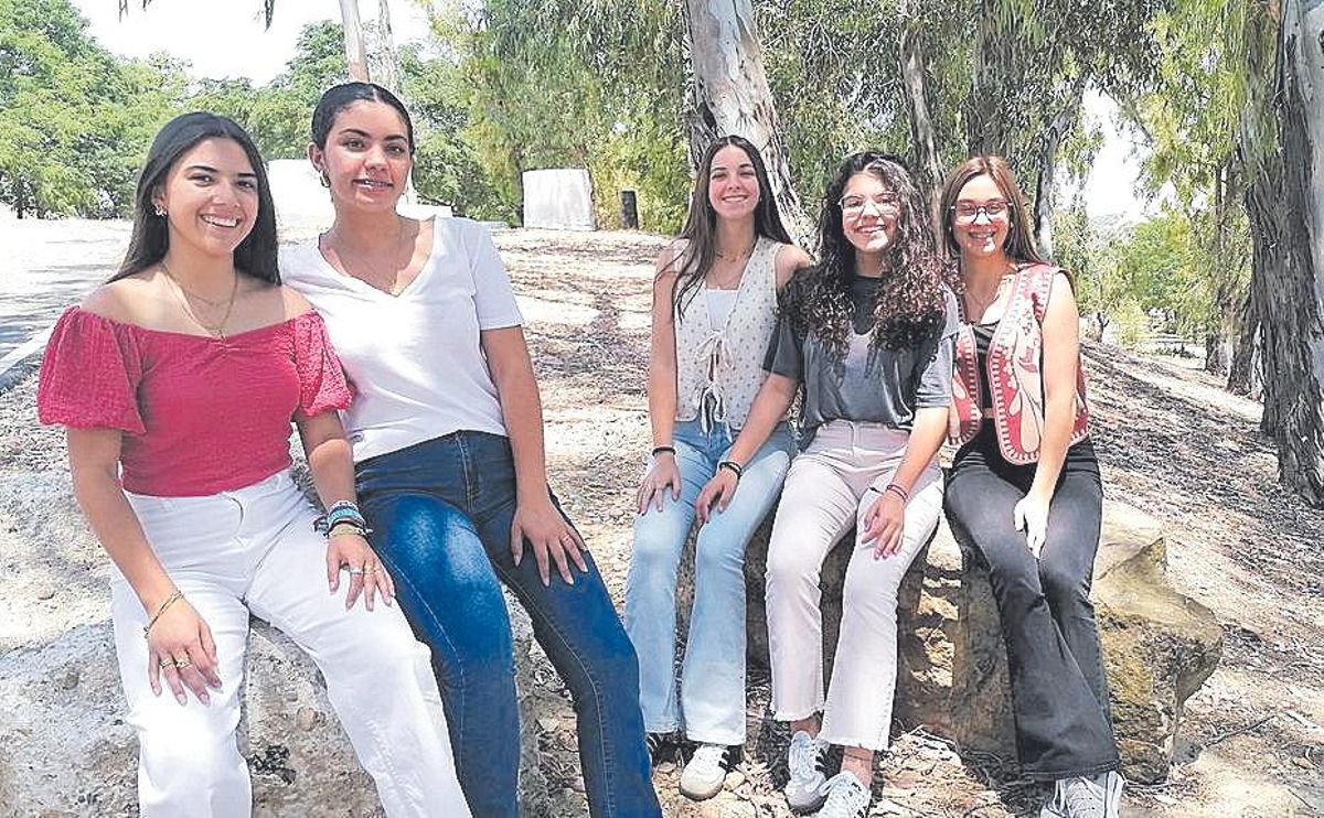 Las cinco alumnas premiadas de Montemayor.