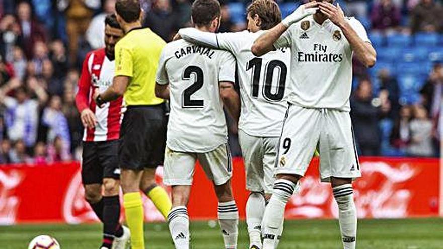 Benzema festeja uno de sus tres tantos que firmó ante el Athletic ayer en el Bernabéu.