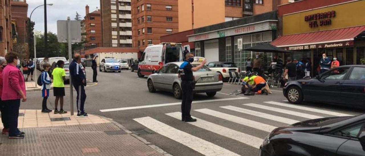 Los servicios médicos atienden al peatón atropellado en La Magdalena.