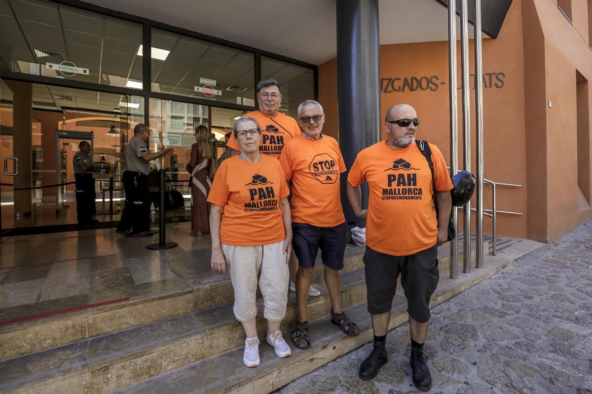 Miembros de la PAH, frente a los juzgados de sa Gerreria.