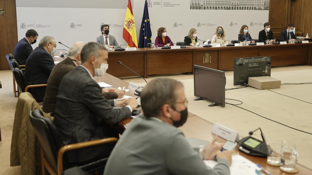 Calviño y Montero se reúnen con representantes del departamento de mercancías del Comité Nacional de Transporte por Carretera
