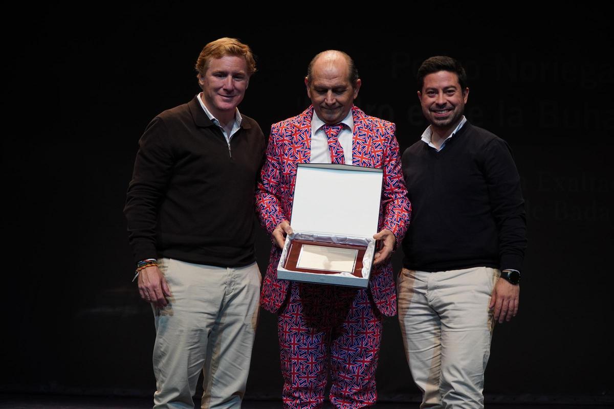 Pedro Noriega junto al alcalde de Badajoz, Ignacio Gragera, y el concejal de cultura y fiestas José Antonio Casablanca