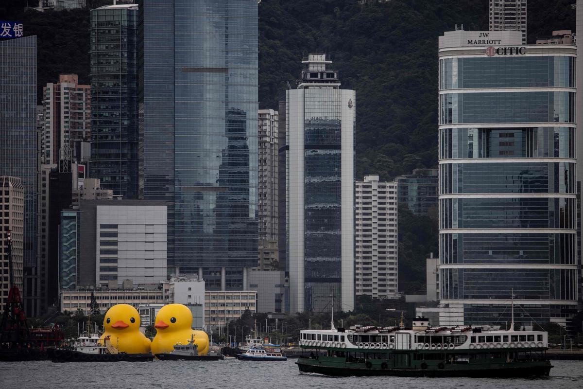 Los patos de goma del artista Florentijn Hofman, en el puerto de Hong Kong