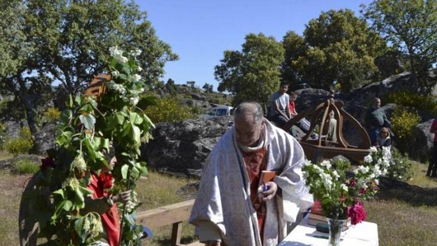 Isaac Prieto prepara el altar en la pasada romería de Pinilla de Fermoselle.