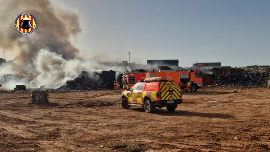 Los bomberos trabajan en un incendio declarado en un vertedero de Caudete de las Fuentes
