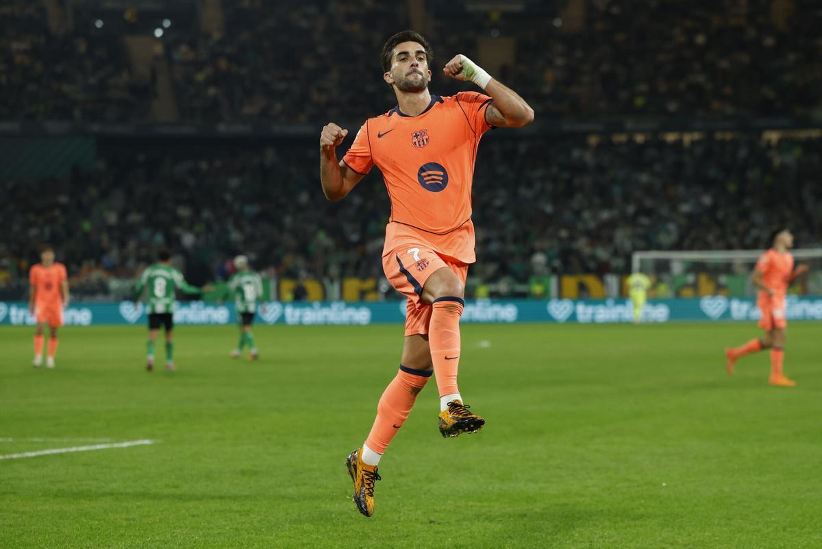 El delantero del Barcelona Ferrán Torres celebra su tercer gol ante el Betis durante el partido de LaLiga EA Sports que Real Betis y FC Barcelona disputaron en el estadio de La Cartuja, en Sevilla. EFE/Julio Muñoz. (Barcelona) (Betis)