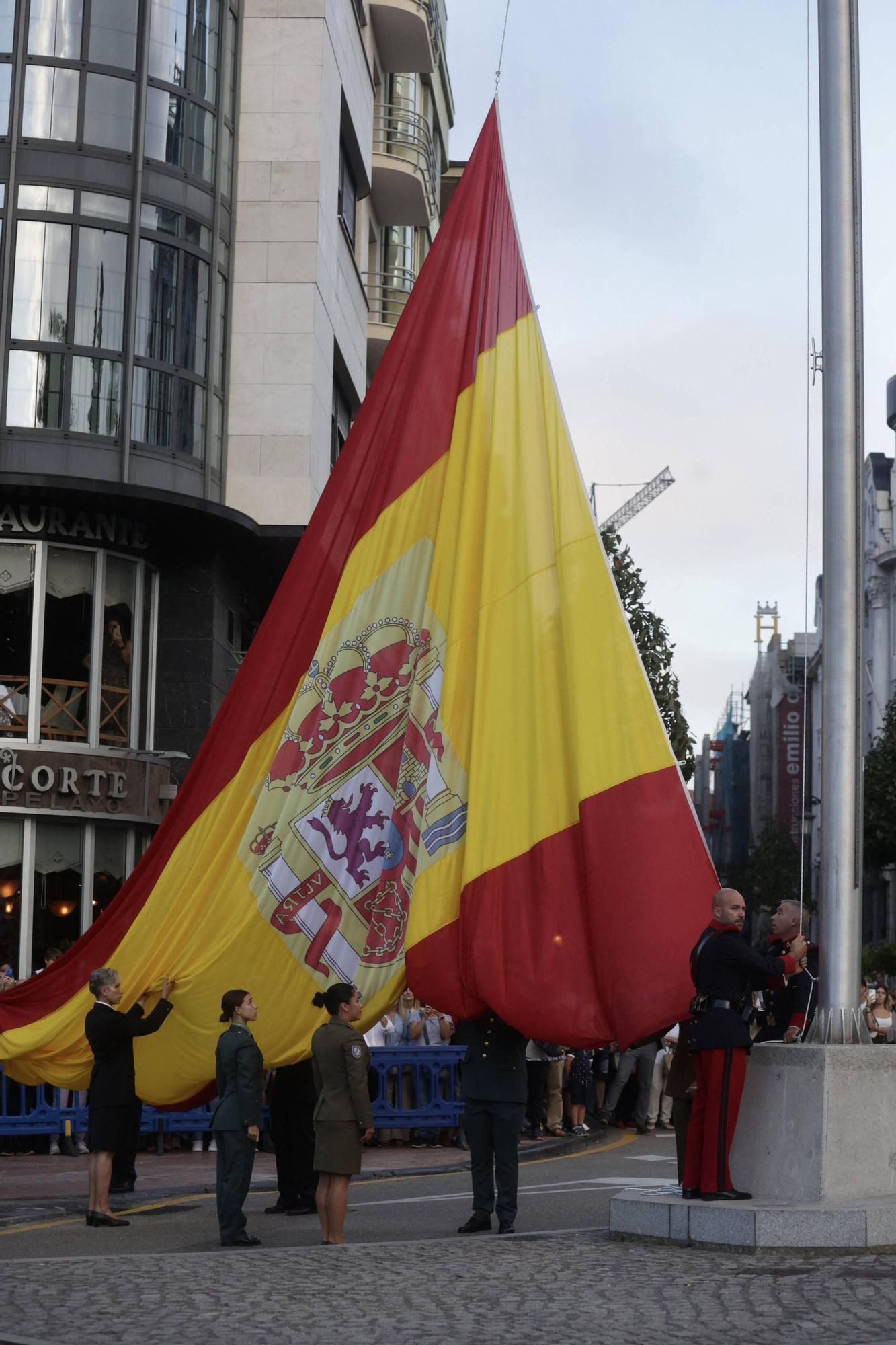 EN IMÁGENES: Así fue el izado de la bandera de España en la plaza de la Escandalera de Oviedo