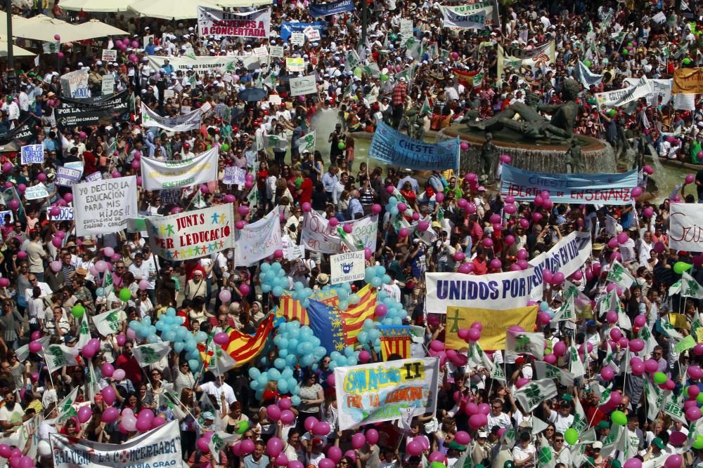 Cientos de alicantinos, en la protesta contra Marzà en Valencia