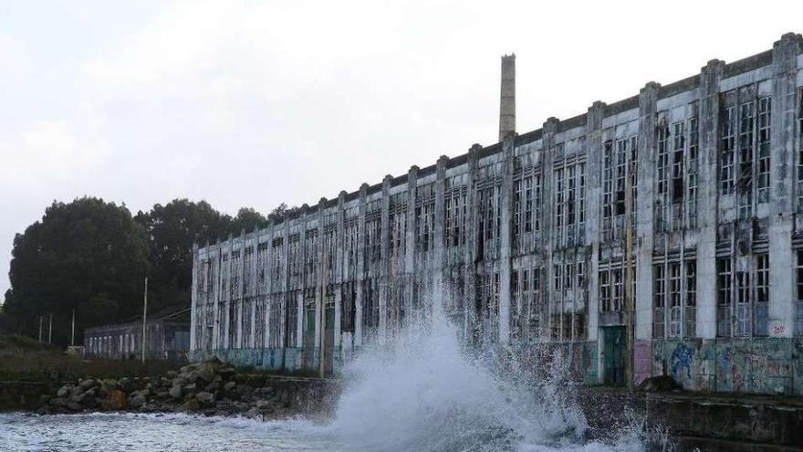 Una vista de la antigua fábrica de Massó con el mar rompiendo a su lado.