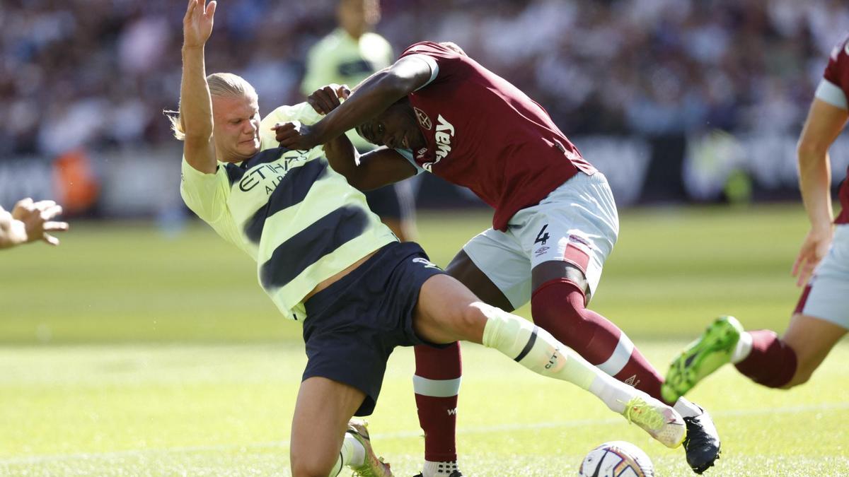 Erling Haaland y Kurt Zouma, en el partido West Ham - Manchester City de la Premier League.