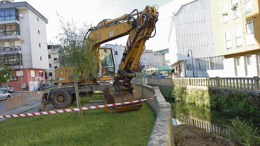 Las máquinas paradas junto al cauce fluvial, ayer. // FdV