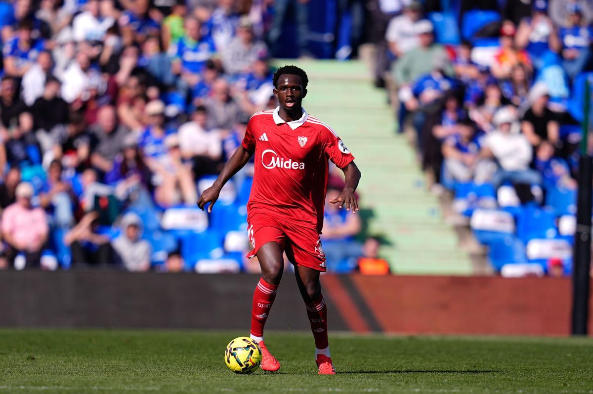 Tanguy Nianzou controla el balón durante el partido de LaLiga EA Sports disputado entre el Getafe CF y el Sevilla FC en el estadio Coliseum