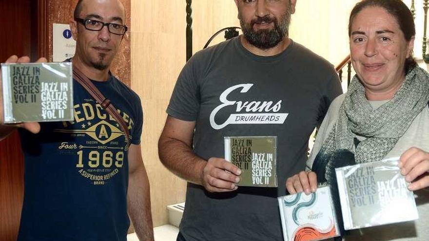 Paco Charlín, Luis Carballo y Anxos Riveiro, con los nuevos CD. // R. V.