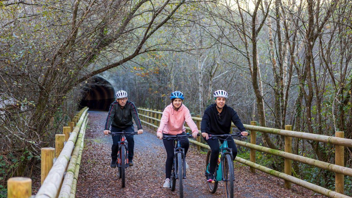 Ciclistas en la vía verde más larga de Galicia.