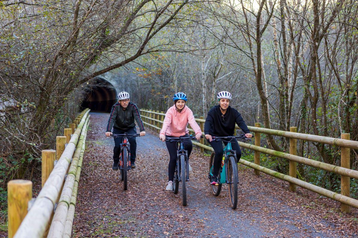 Ciclistas en la vía verde más larga de Galicia.