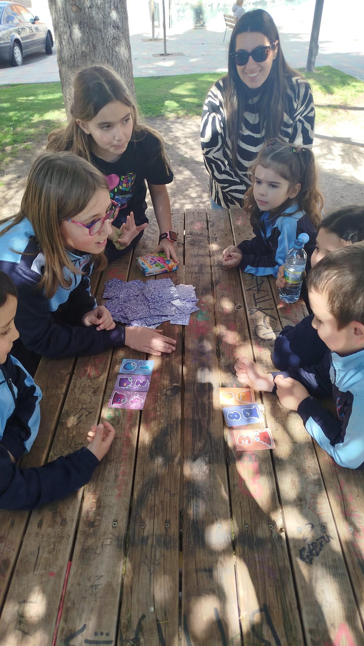 Alumnos de todas las edades juegan mientras aprenden matemáticas.
