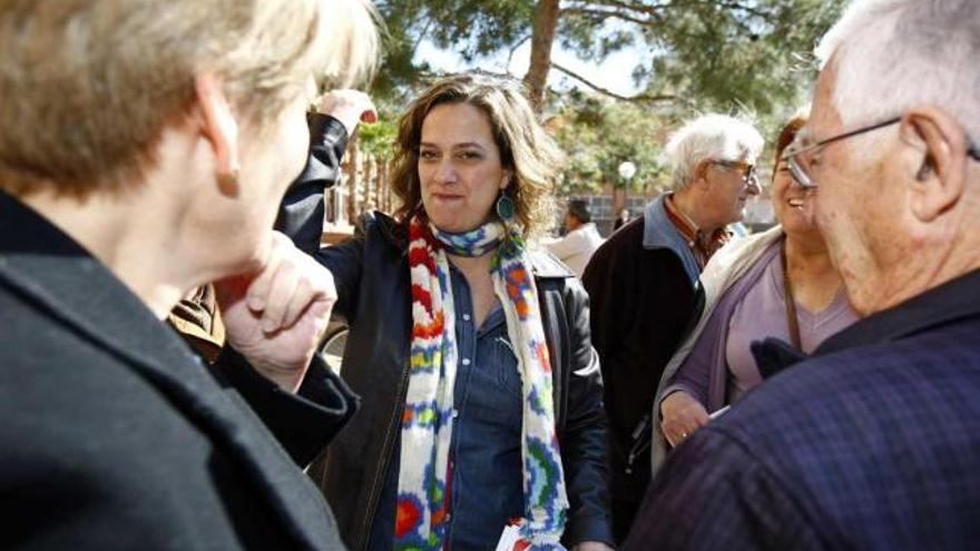 Elena Martín atiende a varios vecinos durante un acto de campaña.