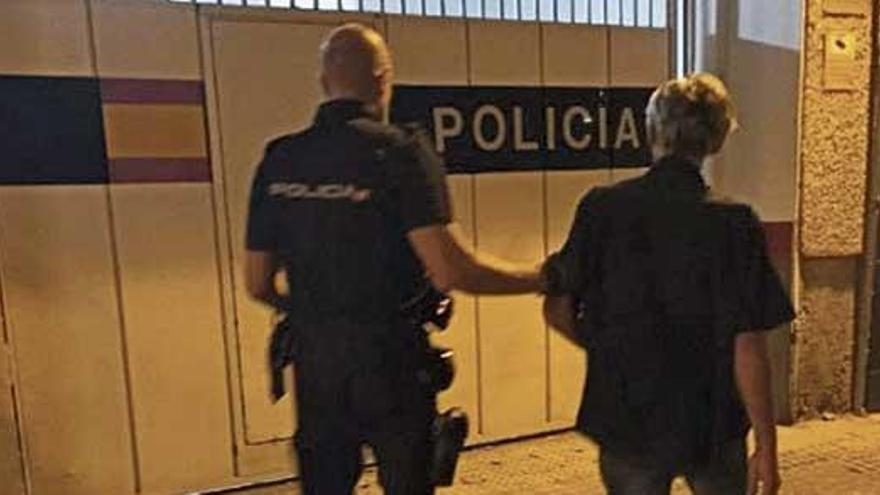 Un policía lleva detenido a uno de los ladrones arrestados el pasado fin de semana.