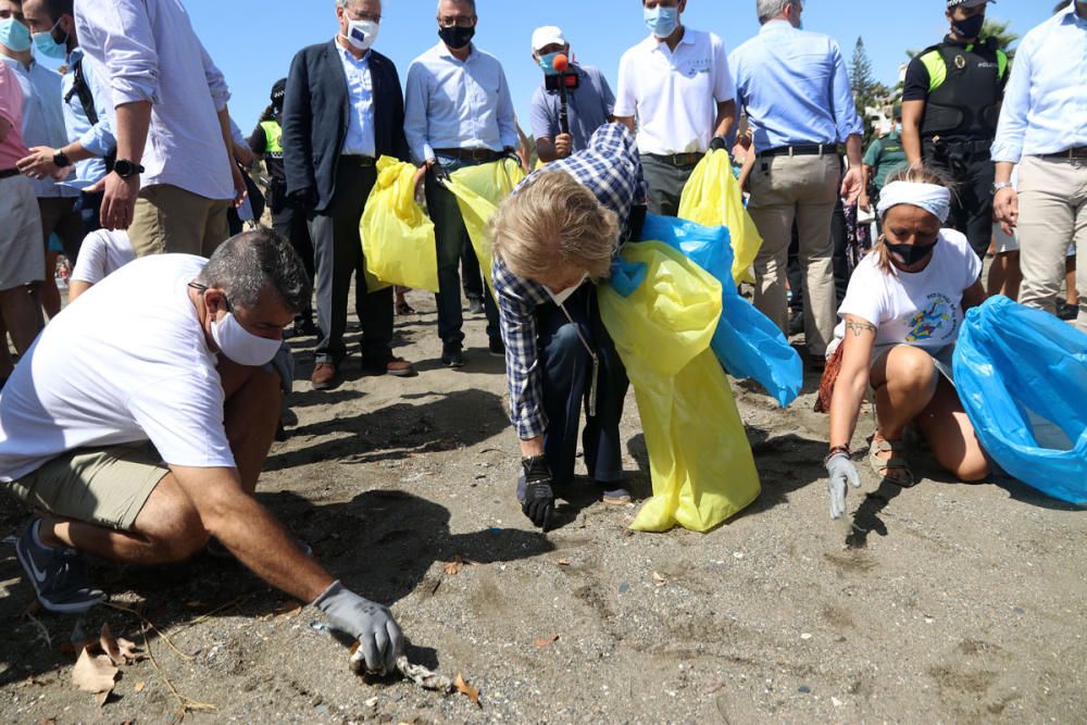 La Reina Sofía participa en una recogida de residuos en una playa de Rincón