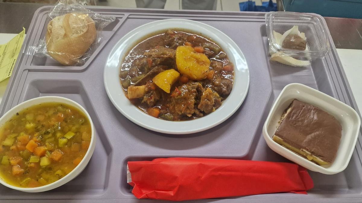 Los centros del Servicio Canario de la Salud ofrecen menús especiales a los pacientes ingresados con platos tradicionales adaptados a cada necesidad médica