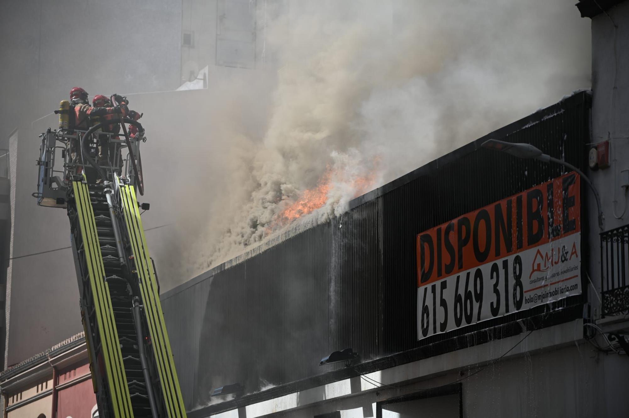 Galería de fotos: Espectacular incendio en el centro de Castelló