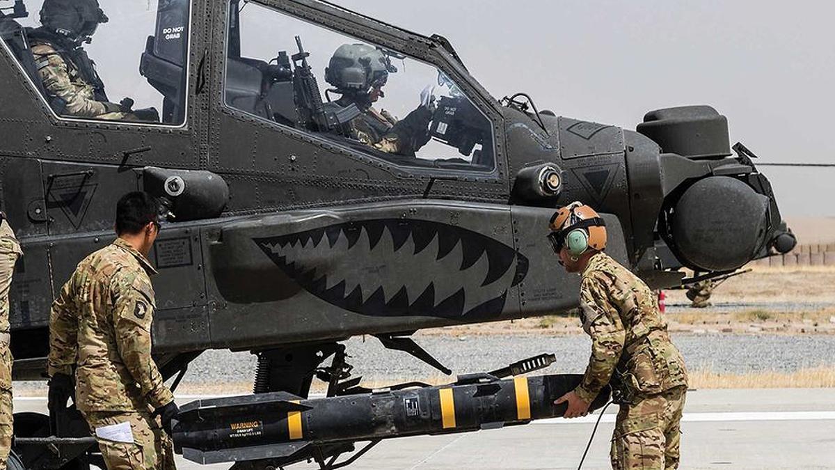 Misil AGM Hellfire, montado en un helicóptero apache por militares norteamericanos.