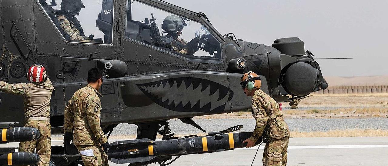 Misil AGM Hellfire, montado en un helicóptero apache por militares norteamericanos.