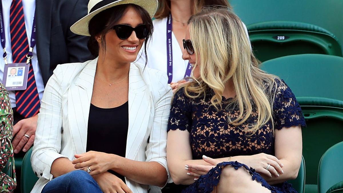 Meghan Markle con jeans, americana blanca y un sombrero informal, animando a Serena Williams desde la grada de Wimbledon