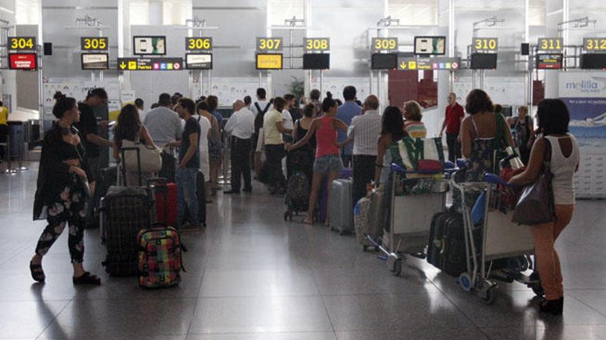 Turistas en el Aeropuerto de Málaga.