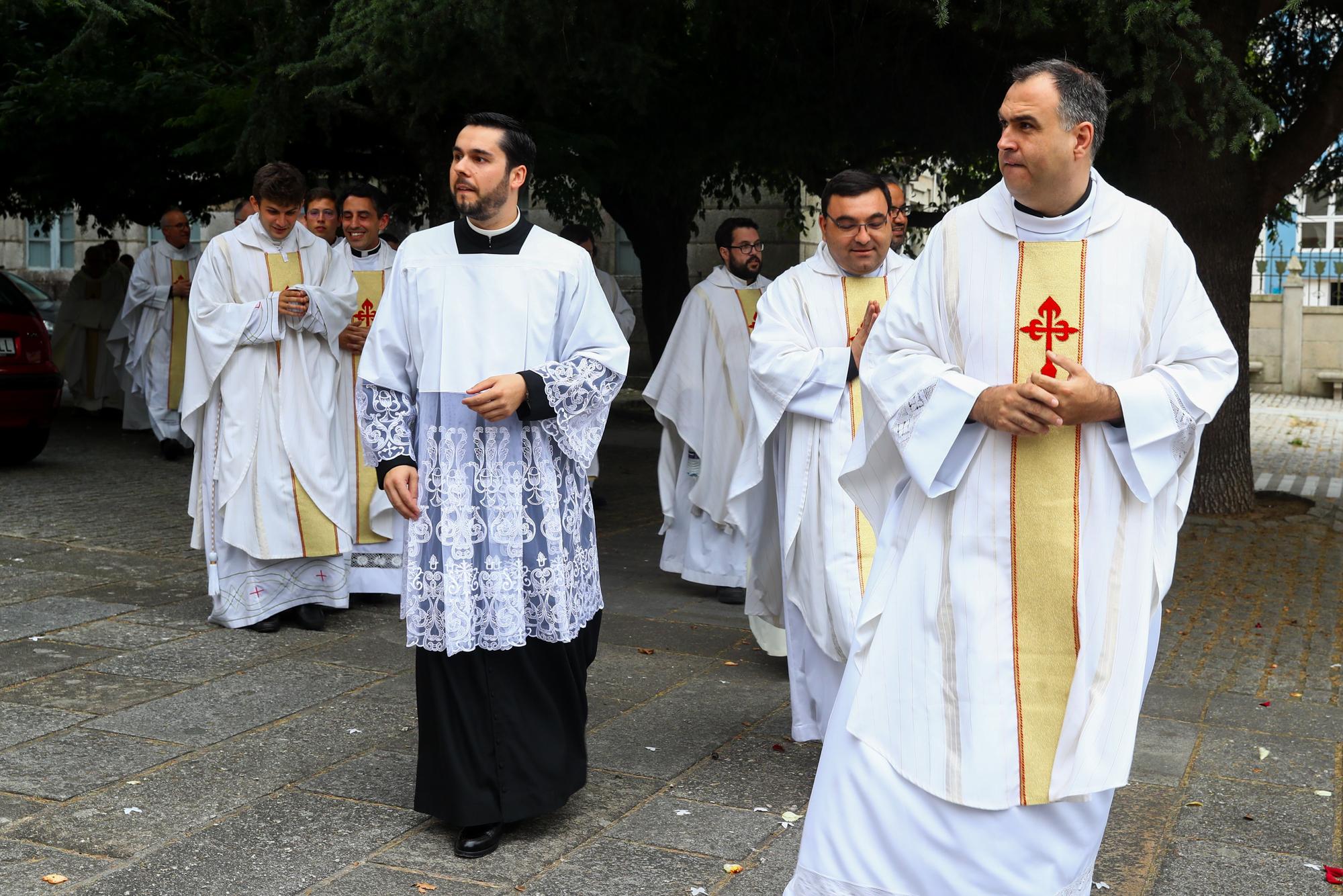 Oficia su primera misa con tan solo 24 años: así fue el multitudinario debut del sacerdote Ernesto Gómez Juanatey