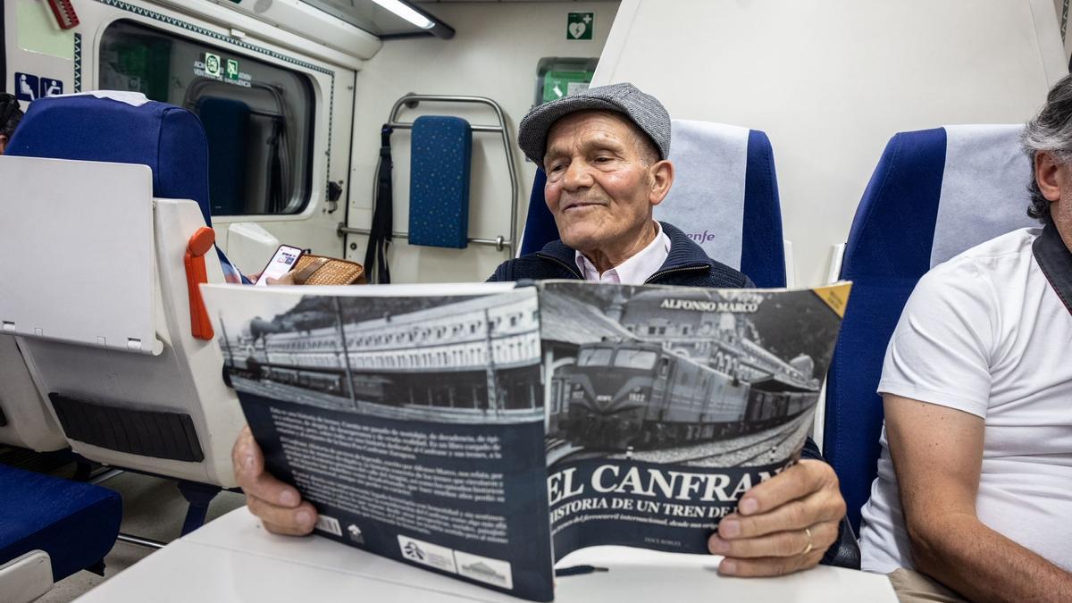 Gregorio, leyendo en el canfranero, en su 87 cumpleaños.