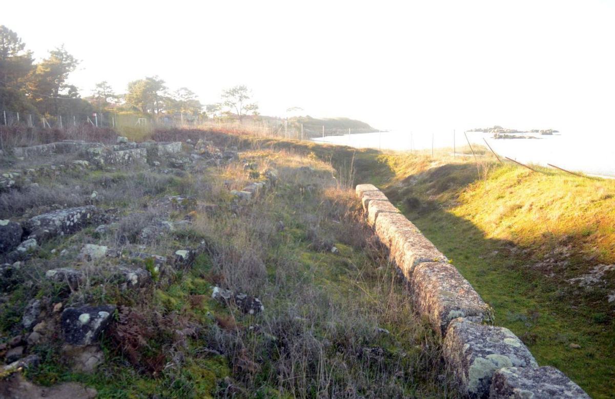 Estado que presentaba ayer la alambrada que delimita el yacimiento. | // NOÉ PARGA