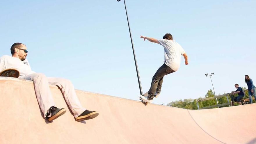 Sol y &quot;skate&quot; en la nueva pista del Parque de Invierno