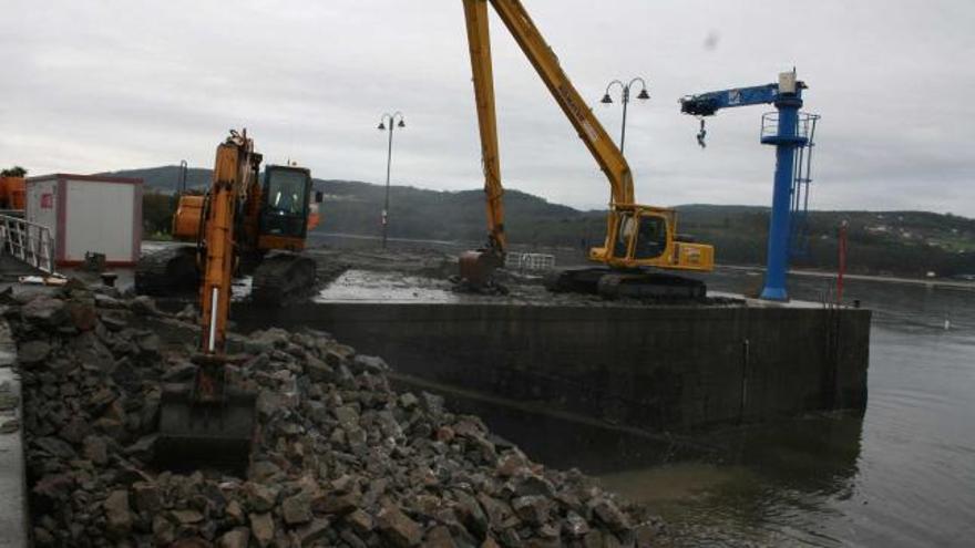 Obras de construcción de la rampa de varada en Castropol.