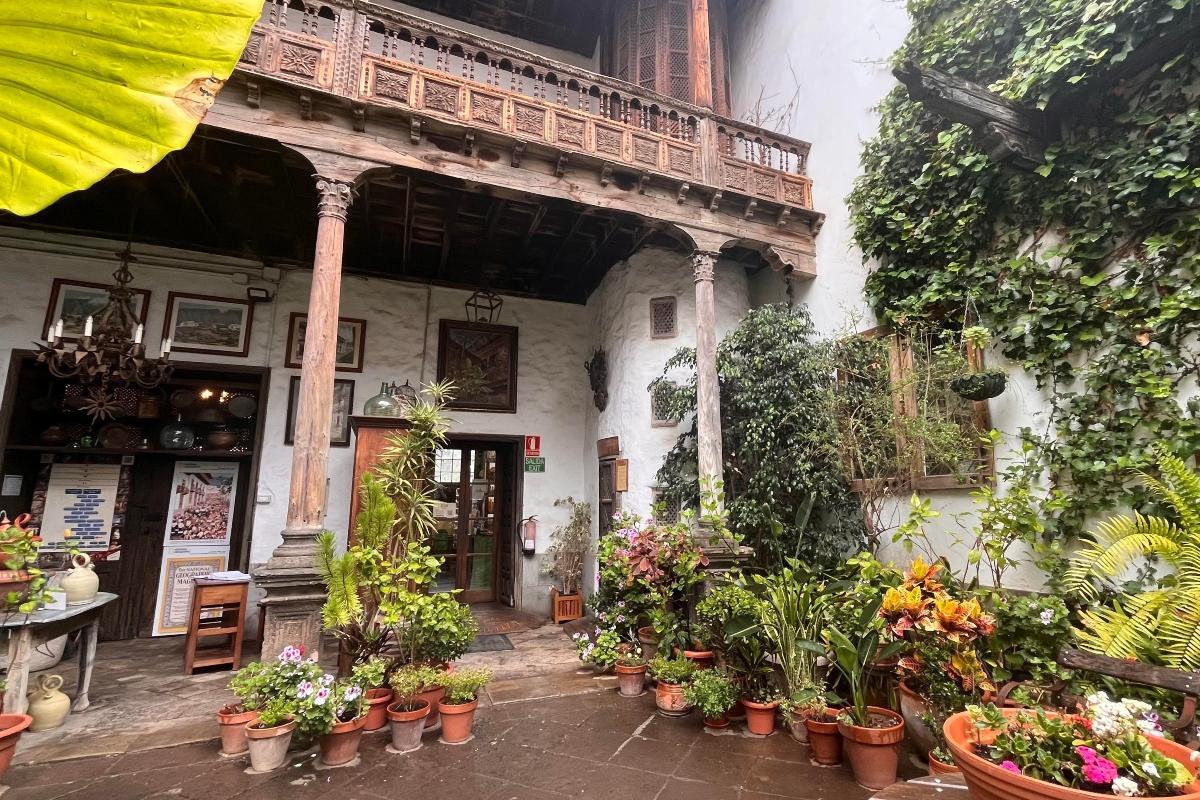 La Casa de los Balcones destaca por su espectacular arquitectura tradicional canaria.