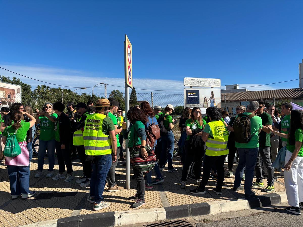Concentración de docentes antes de la marcha desde l'Horta Nord.