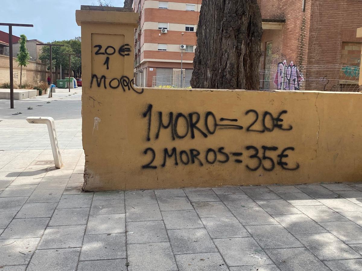 Una de las pintadas de carácter racista.
