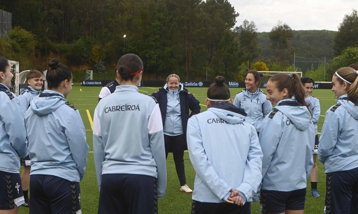 Vicky da instrucciones durante el entrenamiento de ayer.