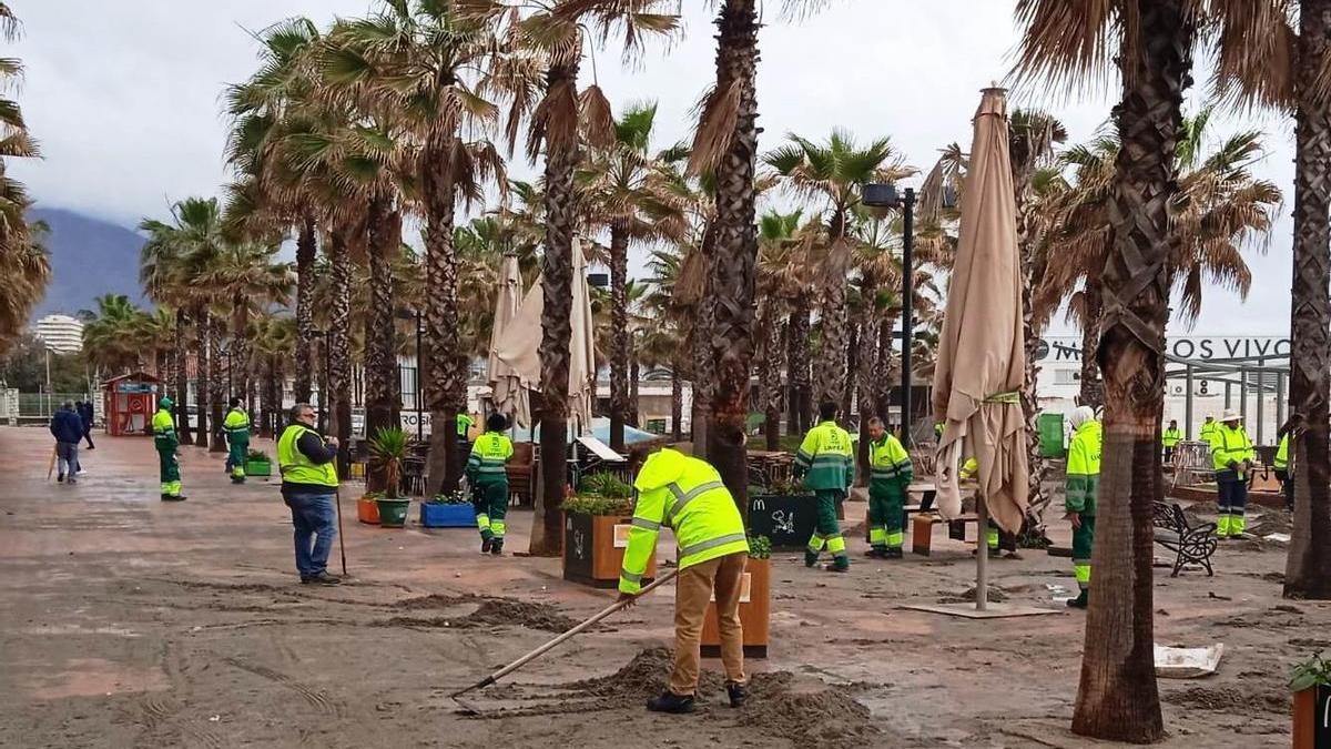 Operarios se esfuerzan por recuperar cuanto antes el paseo marítimo de Fuengirola.