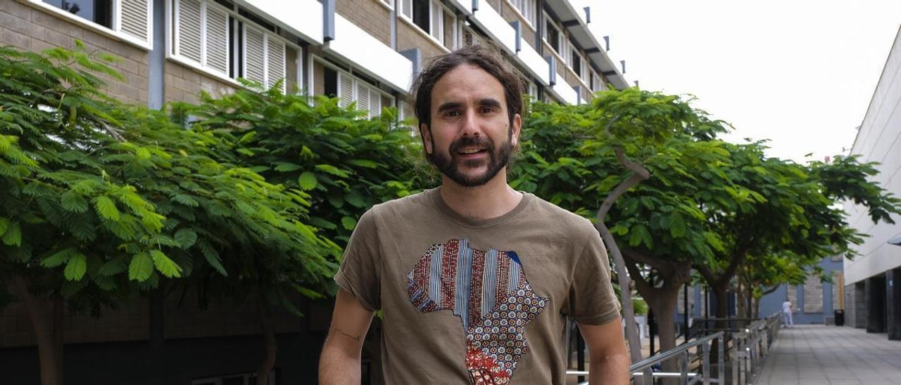 El investigador Lorenzo Quesada en las instalaciones de la Facultad de Geografía e Historia de la ULPGC, en el Campus del Obelisco.