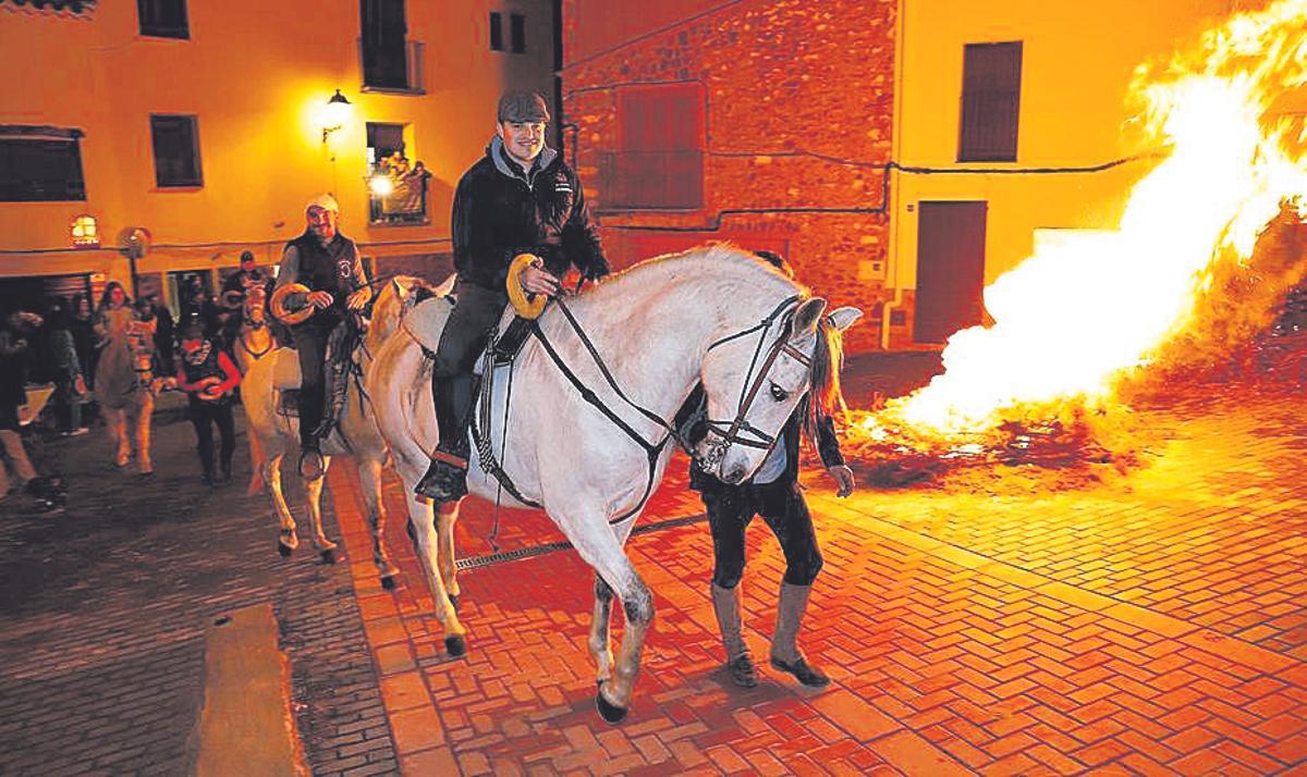 Los caballos recorrerán Vilafamés durante el encendido de las hogueras.