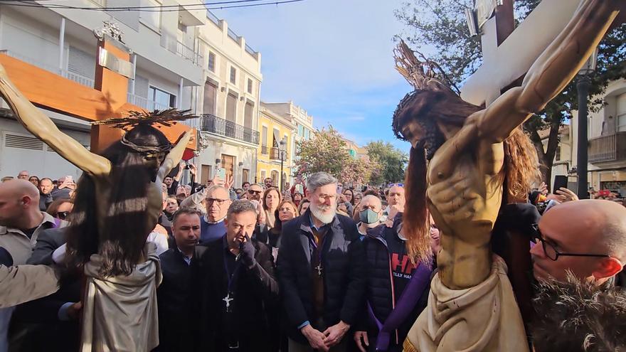 El Viernes Santo del Marítim amanece con el encuentro de los Cristos