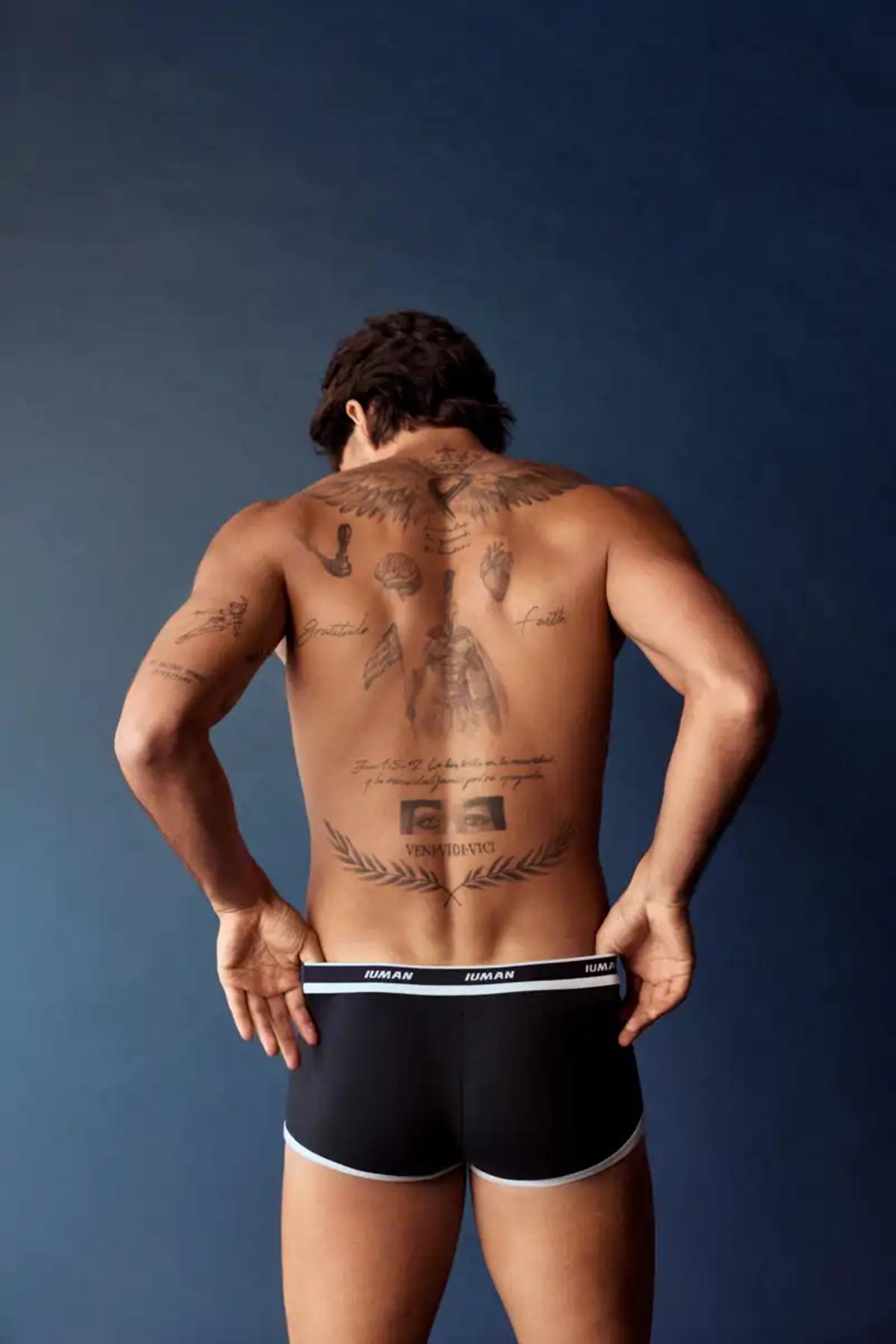 Los tatuajes del futbolista, al descubierto.