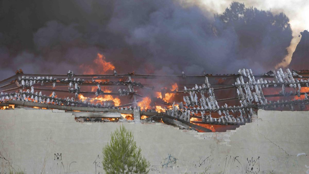 Se desata un incendio en una nave de almacenaje de ropa en L'Olleria