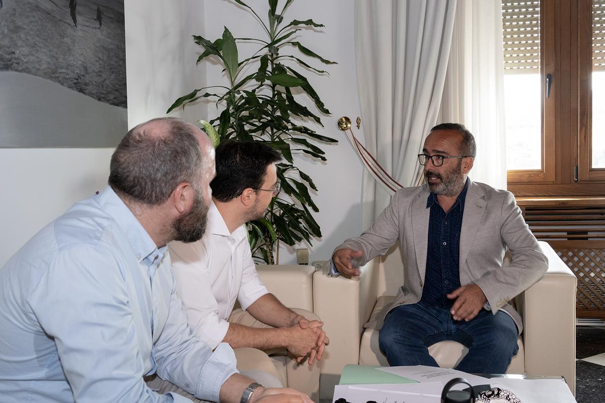 Miguel Ángel Morales, presidente de la Diputación de Cáceres, en la reunión con representantes del Ciiae y la UEx.