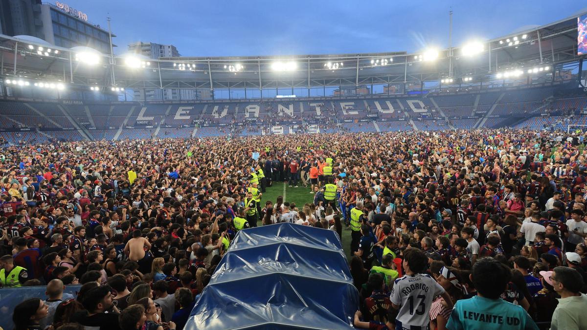 Aficionados del Levante UD en la celebración del ascenso.