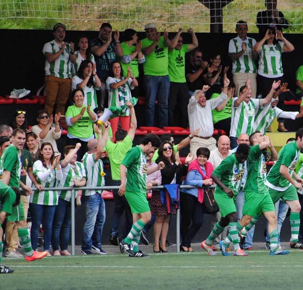 Afición y jugadores de Pillarno, en una imagen de archivo